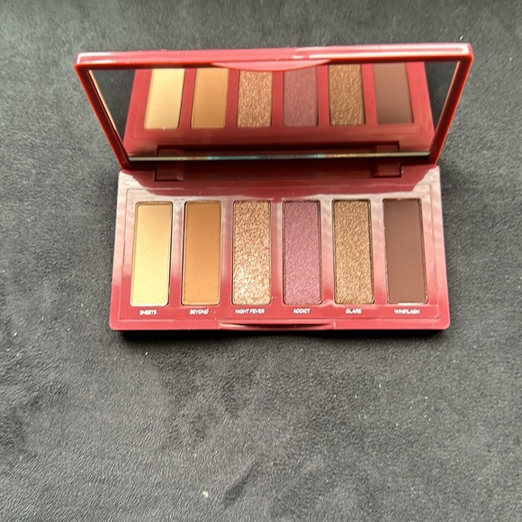 Urban Decay Aphrodisiac eyeshadow palette - Picture 2 of 3
